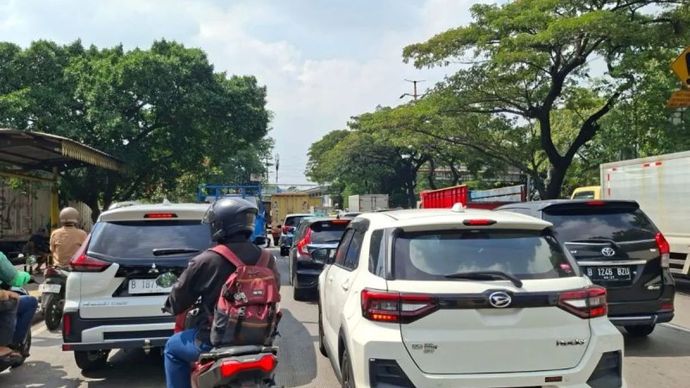 Kemacetan lalu lintas di ruas Jalan Raya Daan Mogot, Jakarta Barat, Selasa (19/5/2026), imbas penutupan jalan di sekitar lokasi kebakaran gudang plastik di Kapuk, Cengkareng. ANTARA/HO-Dokumentasi Pribadi.