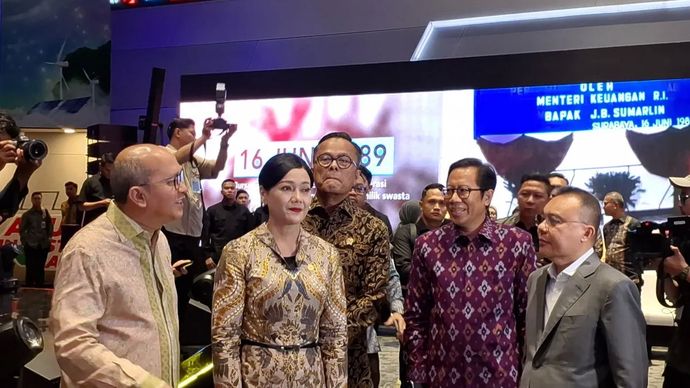 (kiri-kanan) CEO Danantara Rosan Roeslani, Ketua Dewan Komisioner Otoritas Jasa Keuangan (OJK) Friderica Widyasari Dewi, Chief Operating Officer (COO) Danantara Dony Oskaria, Direktur Penilaian Perusahaan BEI I Gede Nyoman Yetna dan Wakil Ketua DPR RI Sufmi Dasco Ahmad berkunjung ke area Main Hall PT Bursa Efek Indonesia (BEI), Jakarta, Selasa 19 Mei 2026. (ANTARA/ Muhammad Heriyanto)