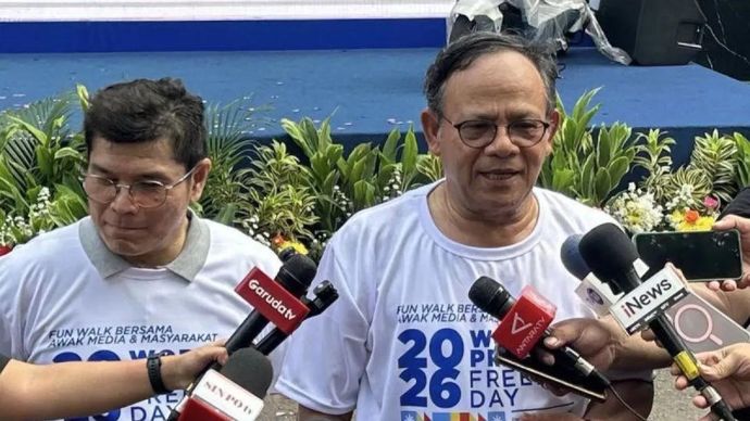 Ketua Dewan Pers Komaruddin Hidayat (kanan) dan Direktur Utama Perum LKBN ANTARA Benny Siga Butarbutar saat memberikan keterangan dalam peringatan World Press Freedom Day 2026 di Jakarta, Minggu 10 Mei 2026. ANTARA/Fianda Sjofjan Rassat/pri.