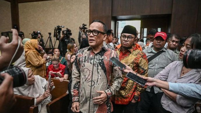 Terdakwa kasus dugaan pemerasan dalam pengurusan sertifikat K3 di Kementerian Ketenagakerjaan Immanuel Ebenezer (tengah) tiba untuk menjalani sidang pembacaan tuntutan di Pengadilan Tipikor, Jakarta, Senin 18 Mei 2026. Jaksa Penuntut Umum menuntut Immanuel Ebenezer dengan hukuman penjara selama lima tahun serta denda Rp250 juta subsider 90 hari pidana kurungan, sedangkan terdakwa lainnya yaitu Temurila, Miki Mahfud, Fahrurozi, Hery Sutanto, Subhan, Gerry Aditya Herwanto, Irvian Bobby Mahendro, Sekarsari Kartika, Anitasari Kusumawati, dan Supriadi dituntut dengan tiga tahun hingga tujuh tahun pidana penjara. ANTARA FOTO/Fauzan/nz