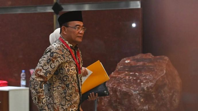 Penasihat Khusus Presiden Bidang Haji Muhadjir Effendy berjalan menuju ruang pemeriksaan setibanya di Gedung Merah Putih KPK, Jakarta, Senin 18 Mei 2026. KPK memeriksa Muhadjir Effendy sebagai saksi terkait penyidikan kasus dugaan korupsi kuota haji, dalam kapasitasnya semasa menjabat sebagai Menteri Agama Ad Interim pada tahun 2022. ANTARA FOTO/Indrianto Eko Suwarso/nz