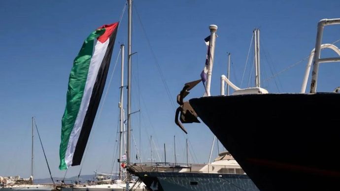 Arsip foto - Para aktivis menyiapkan bendera Palestina berukuran besar di atas sebuah perahu saat peserta Global Sumud Flotilla bersiap berlayar menuju Gaza di Syros, Yunani, Selasa 28 Mei 2026. ANTARA/Anadolu Agency/Tamara Davison/pri.