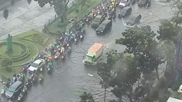 Banjir Rendam Jalan D.I. Panjaitan Cawang Jakarta Timur