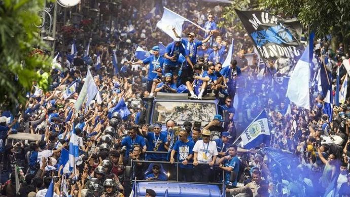 Arsip foto - Tim Persib Bandung membawa trofi BRI Liga 1 2024/2025 saat pawai di Jalan Wastukencana, Bandung, Jawa Barat, Minggu (25/5/2025). ANTARA FOTO/Novrian Arbi/tom/aa.