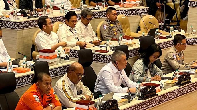 Menteri Perhubungan (Menhub) Dudy Purwagandhi (tengah baris depan) mengikuti Rapat Kerja Komisi V DPR RI di Jakarta, Kamis 21 Mei 2026. ANTARA/Harianto