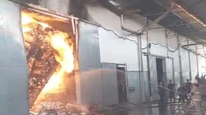 Kebakaran gudang plastik di Jalan Peternakan Raya, Kelurahan Kapuk, Cengkareng, Jakarta Barat, Senin (18/5/2026). ANTARA/Risky Syukur.