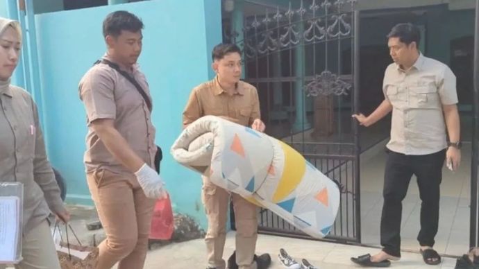Anggota tim penyidik PPA Satreskrim Polres Ponorogo saat mengeluarkan sejumlah barang bukti terkait dugaan pencabulan santri dari Ponpes Tahfidzul Quran Raden Wijaya, Kecamatan Jambon, Ponorogo, Rabu 20 Mei 2026. (ANTARA/Dokumentasi pribadi)