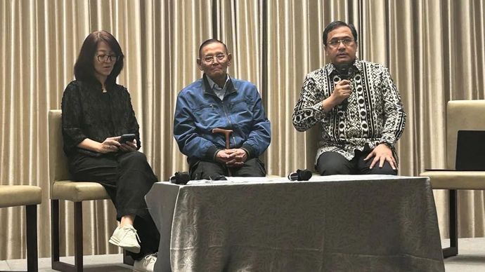 Ketua Badan Pemeriksa Keuangan (BPK) periode 2019-2022 Agung Firman Sampurna (kanan) bersama ahli hukum pidana dari Universitas Padjajaran Prof. Romli Atmasasmita (kedua kanan) dalam konferensi pers di Jakarta, Rabu 20 Mei 2026. (ANTARA/Agatha Olivia
