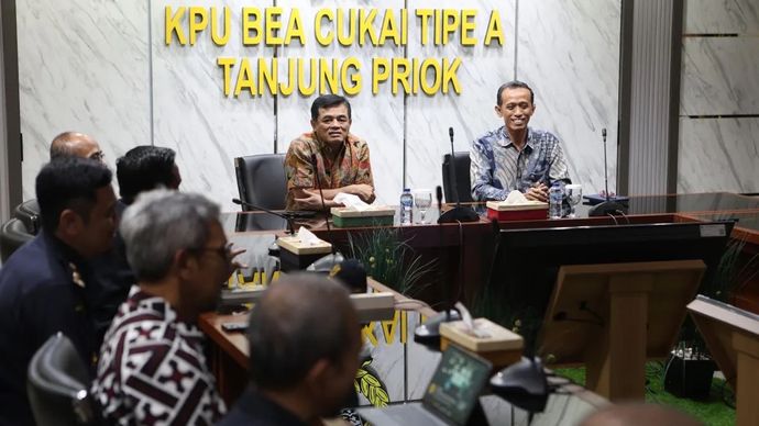 Direktur Jenderal Bea dan Cukai Kementerian Keuangan Djaka Budi Utama (kiri) dalam kunjungan kerja ke Kantor Pelayanan Utama Bea Cukai Tanjung Priok, Jumat, 13 Maret 2026.