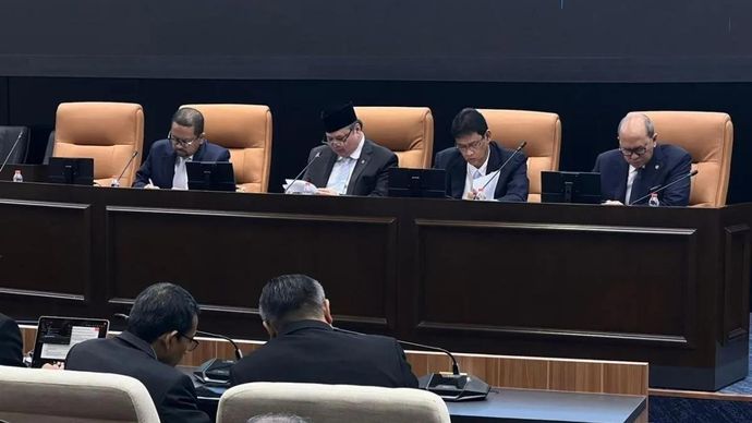Kepala Badan Komunikasi Pemerintah Muhammad Qodari (kiri) dalam konferensi pers bertema 