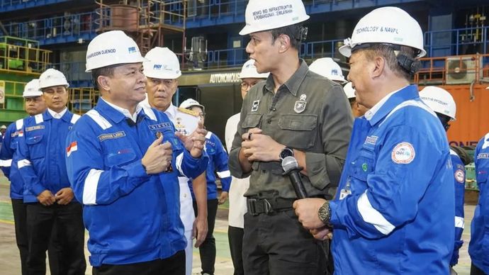 Menko IPK Agus Harimurti Yudhoyono (AHY) kedua kanan berbincang dengan Direktur Utama PT PAL Indonesia Kaharuddin Djenod (kiri) saat meninjau galangan kapal di PT PAL, Surabaya, Jawa Timur, Kamis 21 Mei 2026. ANTARA/HO-PT PAL Indonesia
