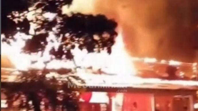 Kericuhan antarmahasiswa dilaporkan terjadi di lingkungan Universitas Syiah Kuala (USK), Banda Aceh, yang berujung pada kebakaran sejumlah fasilitas di Fakultas Pertanian, Kamis (21/05/2026) dini hari.  Informasi yang beredar menyebutkan, insiden diduga dipicu rangkaian gesekan yang terjadi beberapa hari sebelumnya saat aksi penyampaian aspirasi mahasiswa terkait kebijakan JKA Pemerintah Aceh.