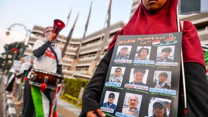 Massa dari Solidaritas Seni Untuk Palestina mengikuti aksi solidaritas bagi WNI dan Jurnalis yang diculik Israel di Jalan Asia Afrika, Bandung, Jawa Barat, Selasa (19/5/2026). Dalam aksi tersebut, massa dari Solidaritas Seni untuk Palestina meminta agar pemerintah dapat membebaskan warga negara Indonesia dan jurnalis yang diculik Israel saat menjalankan misi Global Sumud Flotilla menuju Gaza di perairan Cyprus pada 18 Mei 2026. ANTARA FOTO/Raisan Al Farisi/agr.