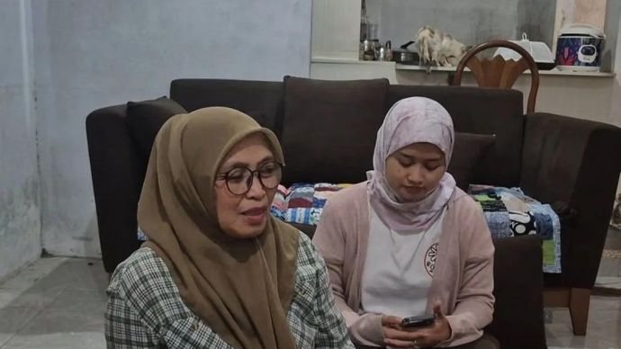 Ibu Thoudy, Hany Hanifa Humanisa, saat diwawancarai oleh media di Cicalengka, Kabupaten Bandung, Jawa Barat, pada Jumat 22 Mei 2026. ANTARA/Ilham Nugraha.