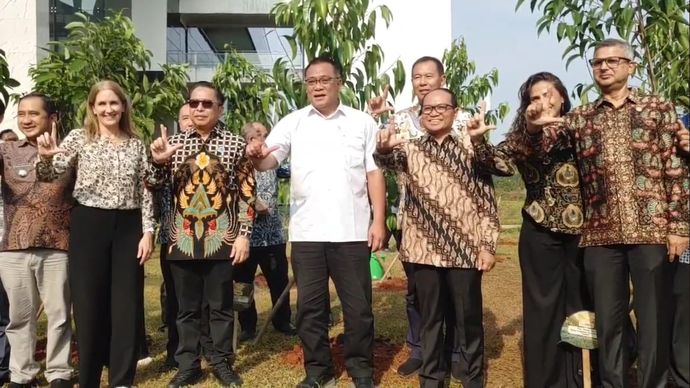 Menteri Lingkungan Hidup, Jumhur Hidayat, melakukan aksi nyata dalam menjaga kelestarian alam dengan menanam pohon di kawasan kampus Universitas Islam Internasional Indonesia (UIII), Sukmajaya, Kota Depok. Aksi penghijauan ini digelar dalam rangka memperingati Hari Keanekaragaman Hayati Internasional.