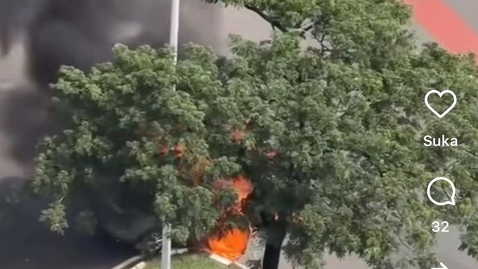 Mobil terbakar di Kemayoran, Jakarta Pusat. 