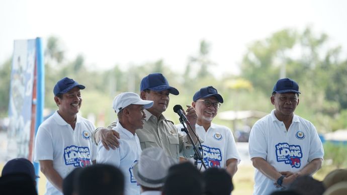 Presiden Prabowo Subianto saat panen raya udang di Kebumen, Jawa Tengah. 