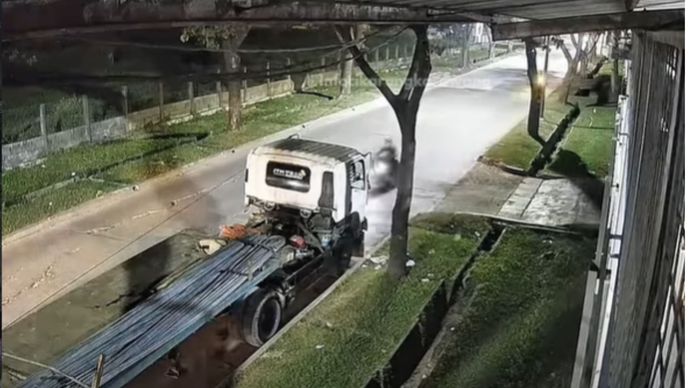Kecelakaan m4ut terjadi di Jalan Kaliandra, Cikarang Selatan, Kabupaten Bekasi, Jumat dini hari (23/5/2026) sekitar pukul 23.41 WIB. Seorang pengendara sepeda motor Yamaha NMAX tewas usai mengalami kecelakaan lalu lintas tabrak lari yang melibatkan kendaraan besar jenis kontainer.