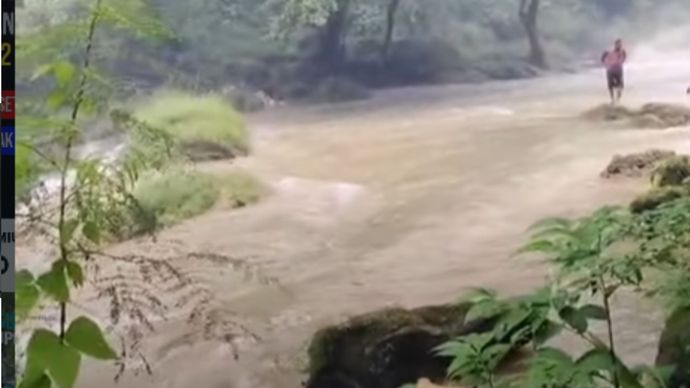 Empat wisatawan lokal terjebak dan terseret arus banjir bandang yang datang secara tiba-tiba dari anak Sungai Cikaso, yakni Sungai Cicurug.