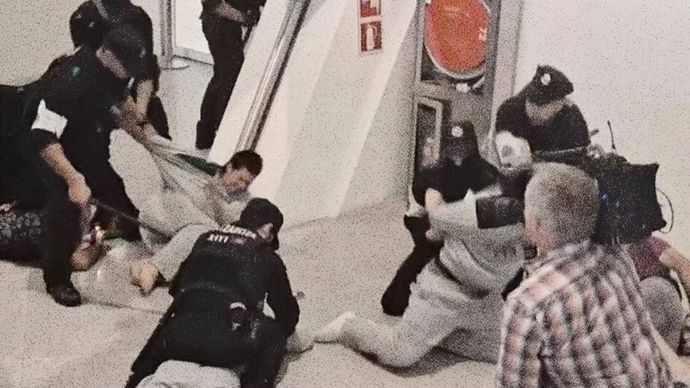 Polisi Spanyol Pukul dan Tahan Aktivis Sumud Flotilla