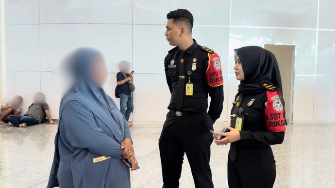 Kantor Imigrasi Bandar Udara I Gusti Ngurah Rai menunda keberangkatan 13 warga negara Indonesia (WNI) yang diduga akan berangkat haji secara nonprosedural melalui Terminal Keberangkatan Internasional