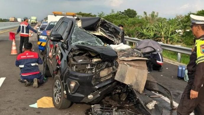 Mobil Anggota DPR Gus Hilman Tabrak Truk di Tol Paspro