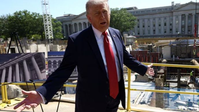 Presiden Amerika Serikat (AS) Donald Trump memberi isyarat di lokasi pembangunan ruang dansa Gedung Putih yang sedang berlangsung di Washington, DC, AS, 19 Mei 2026. (Foto: REUTERS/Kevin Lamarque)