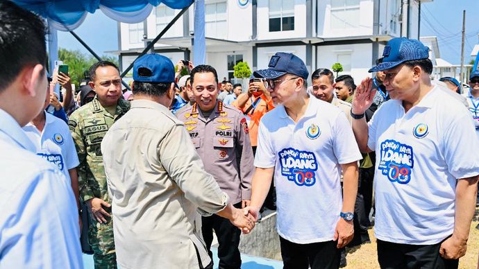 Momen Panglima TNI Dampingi Prabowo Subianto Panen Raya Udang di Kebumen
