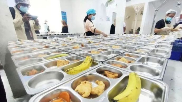 Ilustrasi - Petugas tengah memorsi menu Makan Bergizi Gratis (MBG) di dapur Satuan Pelayanan Pemenuhan Gizi (SPPG) Palmerah, Jakarta Barat, Selasa, 23 September 2025. (Foto: ANTARA/Risky Syukur/aa)
