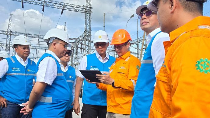 Direktur Utama PLN, Darmawan Prasodjo (tengah) didampingi oleh Direktur Manajemen Pembangkitan PLN, Rizal Calvary Marimbo (ketiga dari kiri), Direktur Manajemen Proyek dan Energi Baru Terbarukan PLN, Suroso Isnandar (kedua dari kiri), Direktur Utama PLN Nusantara Power, Ruly Firmansyah (kiri), dan Direktur Transmisi dan Perencanaan Sistem PLN, Edwin Nugraha Putra (kedua dari kanan), saat mengawal langsung kesiapan operasional PLTU Tenayan di Pekanbaru, Riau, pada Minggu (24/5), yang menjadi salah satu penopang sistem kelistrikan Sumatra.