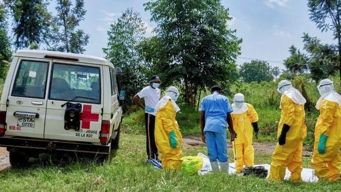 Petugas Palang Merah bersiap menangani jenazah seorang korban yang meninggal akibat Ebola di Centre Medical Evangelique (CME), komune Hoho, Bunia, Provinsi Ituri, Republik Demokratik Kongo, Kamis (21/5/2026). WHO menyatakan, hingga jumat, korban epidemi Ebola di Republik Demokratik Kongo telah mencapai 82 kasus terkonfirmasi, dengan tujuh kematian terkonfirmasi namun jumlah sesungguhnya diperkirakan jumlahnya jauh lebih besar dengan hampir 750 kasus suspek dan 177 kematian suspek. ANTARA FOTO/Reuters/Gradel Muyisa Mumbere/bar