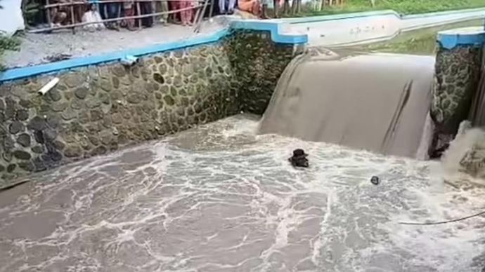 Bocah tenggelam di saluran irigasi Slawi, Tegal. 