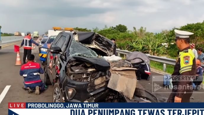 Kecelakaan yang melibatkan mobil anggota DPR RI di Jalan Tol Pasuruan-Probolinggo, Jawa Timur. 