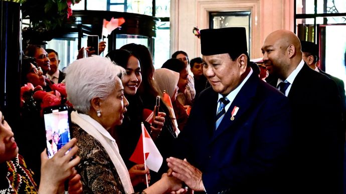 Ratusan warga negara Indonesia (WNI) sambut kedatangan Presiden Prabowo Subianto di Paris dengan penuh antusias