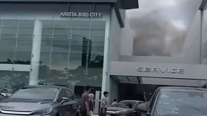 Sebuah diler atau showroom mobil BYD mengalami kebakaran pada Senin (25/5/2026) siang. (Foto: tangkapan layar)