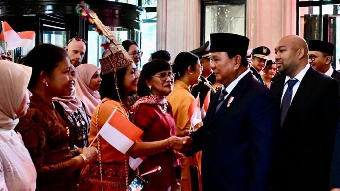 Ratusan warga negara Indonesia (WNI) sambut kedatangan Presiden Prabowo Subianto di Paris dengan penuh antusias