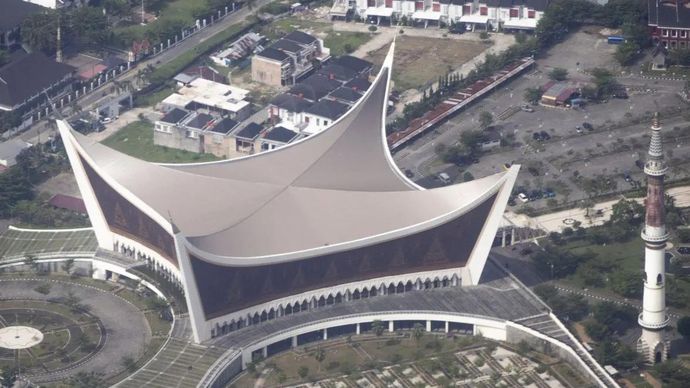 Foto udara Masjid Syekh Ahmad Khatib Al-Minangkabawi di Kota Padang, Sumatera Barat. ANTARA/Muhammad Zulfikar