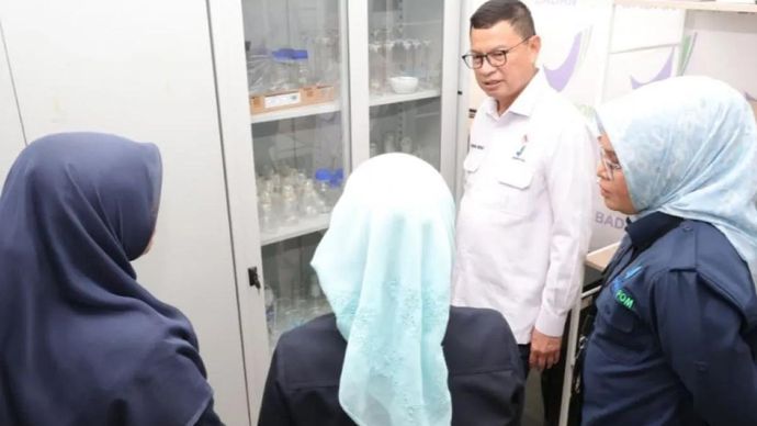 Kepala Badan Pengawas Obat dan Makanan (BPOM) Taruna Ikrar (kedua kanan) saat berkunjung ke UPT BPOM di Kepulauan Riau. ANTARA/HO - BPOM