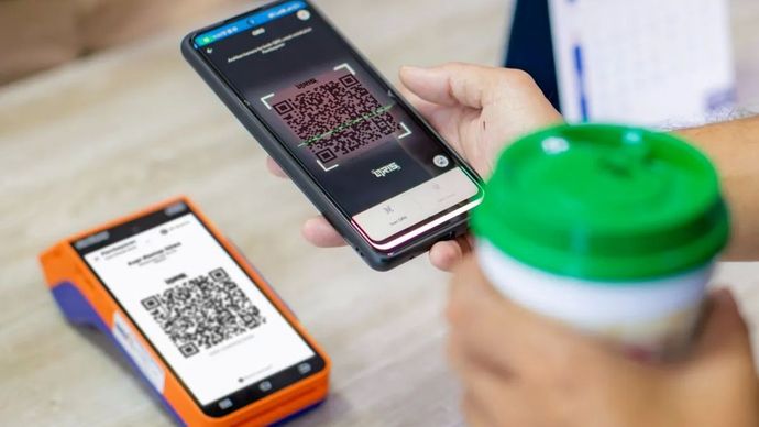 Ilustrasi - nasabah memindai QR code menggunakan aplikasi QRIS