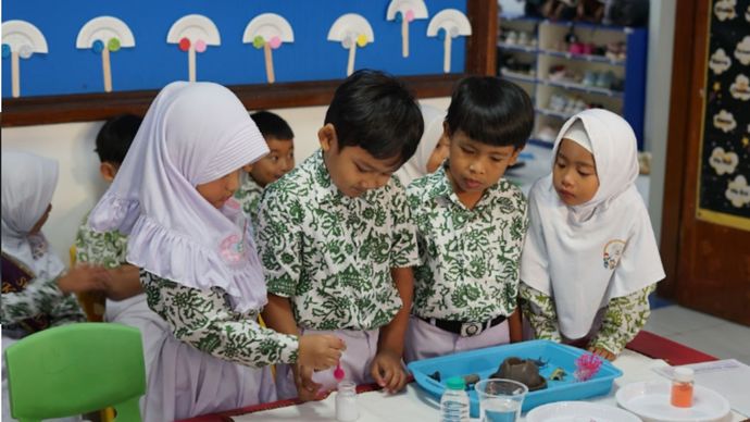 Yayasan Islam Al-Hamidiyah sukses menggelar Al-Hamidiyah Innovation Showcase (AIS) 2026 untuk pertama kalinya sebagai ajang inovasi dan kreativitas siswa dan santri Al-Hamidiyah. AIS 2026 merupakan transformasi dari STEAMMI Expo yang kini hadir dengan identitas baru dan konsep yang lebih kolaboratif.