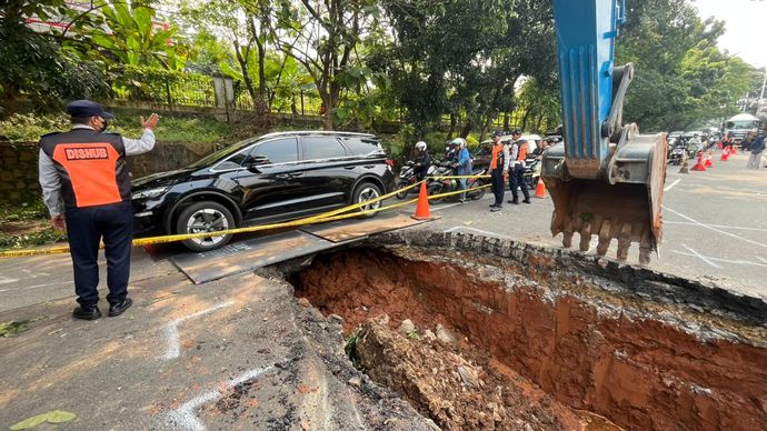 Jalan Amblas di Lenteng Agung
