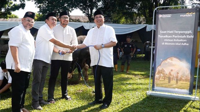 Melalui program Mandiri Berbagi ke Seantero Negeri, Bank Mandiri bersama seluruh karyawan dan karyawatinya mendistribusikan daging hewan kurban di berbagai penjuru Indonesia. (Istimewa)