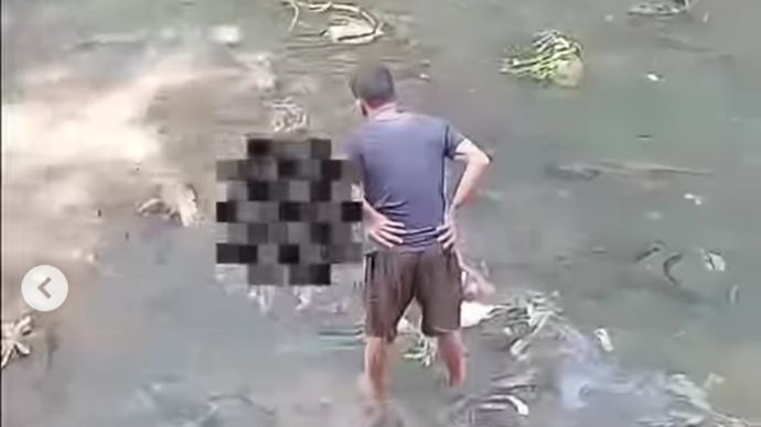 Mayat bayi di sungai wilayah Kota Bandung. 