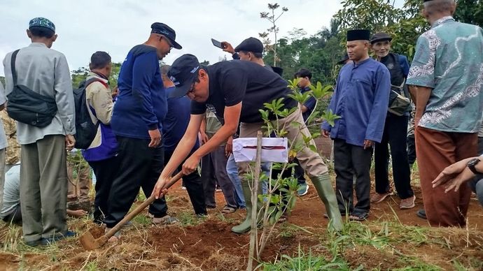 Jemaat Ahmadiyah Indonesia (JAI) melaksanakan Program Penanaman 100.000 Pohon Tahap III dengan menanam 24.000 pohon kopi di sejumlah wilayah Jawa Barat, Sabtu, 30 Mei 2026