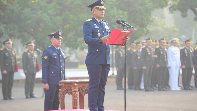 Mabes TNI menggelar Upacara Peringatan Hari Lahir Pancasila Tahun 2026 yang dipimpin Kepala Pusat Pengkajian Strategis Penelitian dan Pengembangan (Kapusjianstralitbang) TNI Marsda TNI Dr. Budi Achmadi, M.Sc., di Lapangan Apel B3 Mabes TNI, Cilangkap