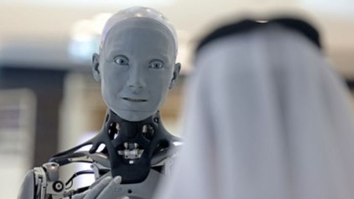Sebuah robot humanoid di Uni Emirat Arab (UEA) menjadi perbincangan luas di media sosial setelah terlihat mengikuti salat Idul Adha berjamaah di sebuah masjid di Dubai pada Jumat, 27 Mei 2026