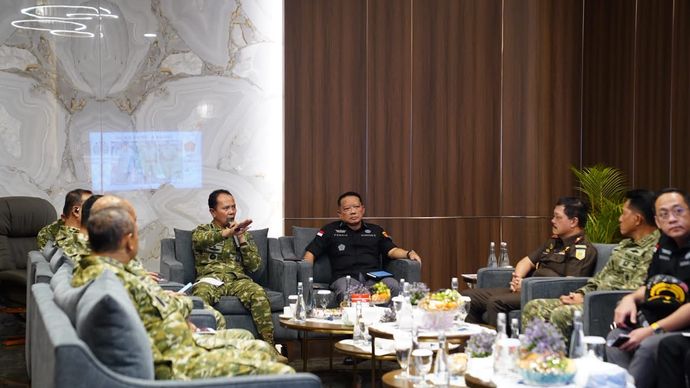  Kasum TNI Letjen TNI Richard Tampubolon selaku Wakil Ketua Pelaksana 1 Satgas Penertiban Kawasan Hutan (PKH) bersama Ketua Pelaksana Satgas PKH Jampidsus Kejagung RI Dr. Febriel Ardiansyah dan Pangkoarmada RI Laksdya Denih Hendrata meninjau pemeriksaan kontainer mineral hasil penindakan TNI AL di Dermaga Kodaeral IV Batam, Kepulauan Riau, Selasa (26/5/2026). 