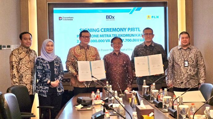 Penandatangan Perjanjian Jual Beli Tenaga Listrik (PJBTL) antara PLN yang diwakili Senior Manager Niaga dan Manajemen Pelanggan PLN UID Jawa Barat, Martindar Jalu Respati (kedua dari kanan) mewakili General Manager PLN UID Jabar dengan BDx Indonesia 