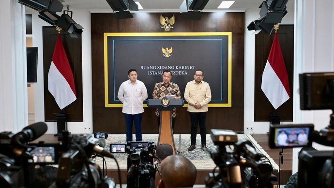 Mensesneg Prasetyo Hadi mengumumkan pencopotan Kepala BGN Dadan Hindayana.