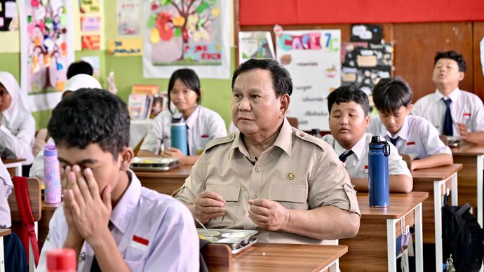 Prabowo Tinjau Pelaksanaan Program MBG di SMPN 111 Jakarta